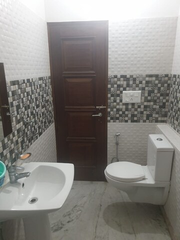 Bathroom in 1 BHK Builder Floor at Sector 44 – for Rent