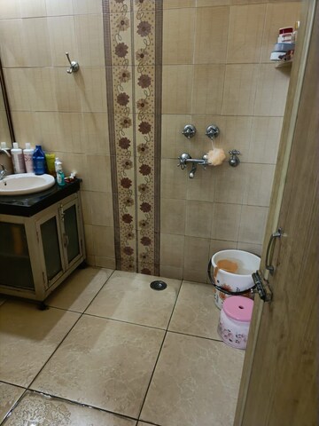 Bathroom in 1 BHK Builder Floor at Sector 40 – for Rent