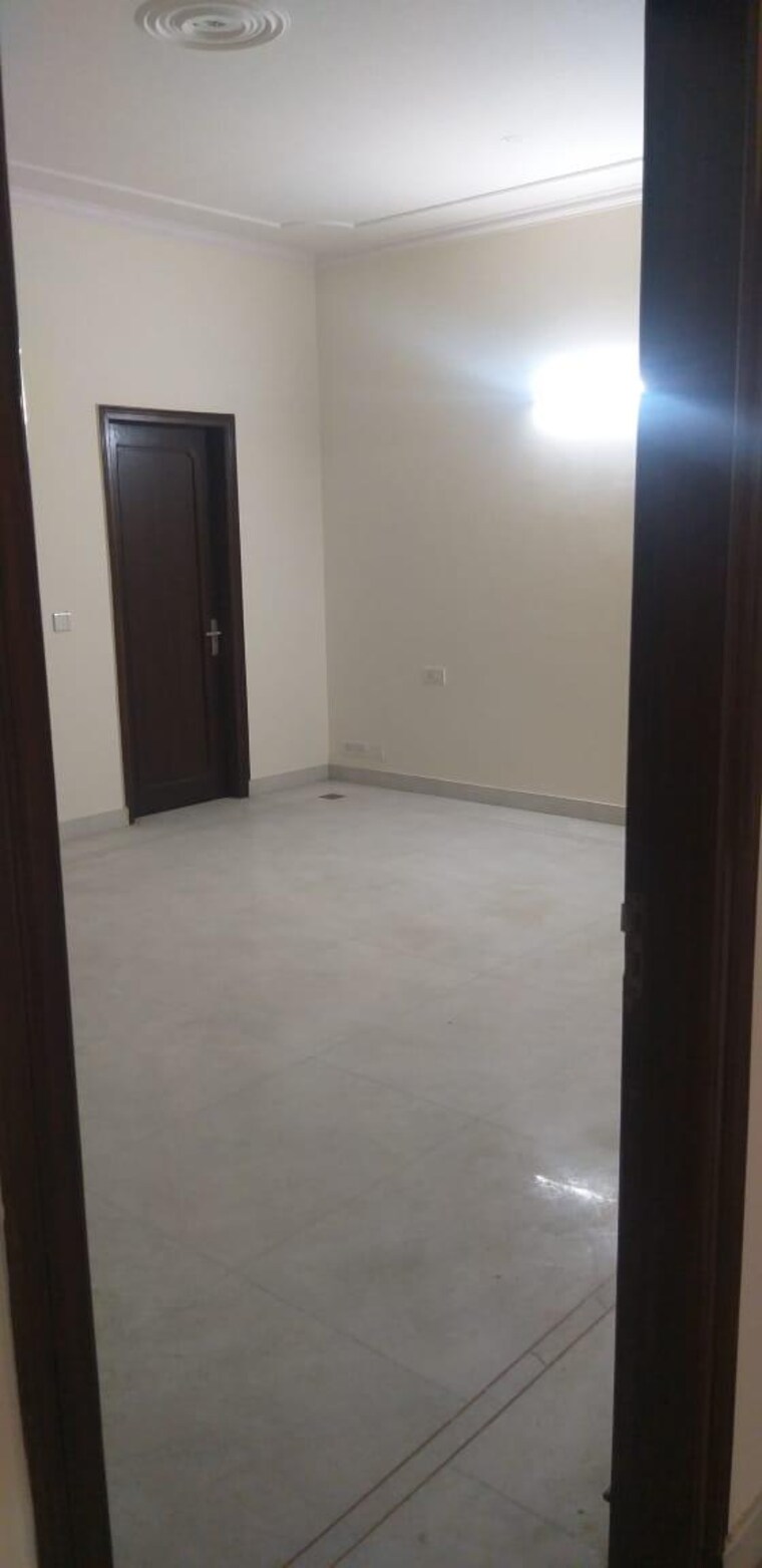 Room, jasola 3 Bedroom 300 Sq.Yd. Builder Floor In Jasola Delhi 9248615