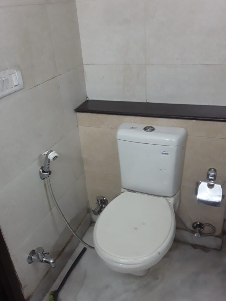 Bathroom, jasola 3 Bedroom 300 Sq.Yd. Builder Floor In Jasola Delhi 9248615