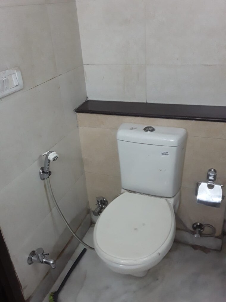 Bathroom, jasola 3 Bedroom 300 Sq.Yd. Builder Floor In Jasola Delhi 9248615
