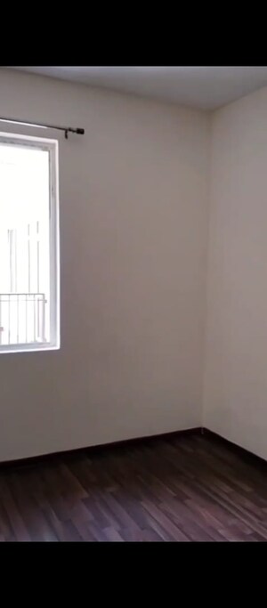 Room in 2.5 BHK Apartment at Mahagun Moderne, Sector 78 – for Sale