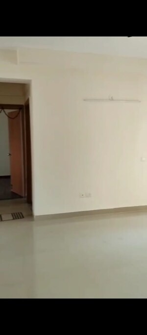 Room in 2.5 BHK Apartment at Mahagun Moderne, Sector 78 – for Sale