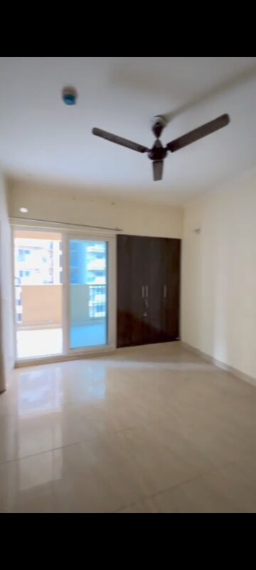 Room in 3 BHK Apartment at Mahagun Moderne, Sector 78 – for Sale