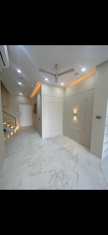 Room in 3 BHK Apartment at Indiabulls Sky Forest, Lower Parel – for Rent