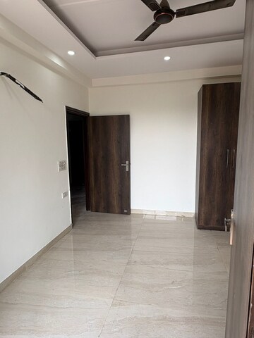 Room in 3 BHK Builder Floor at Palam Vihar – for Rent