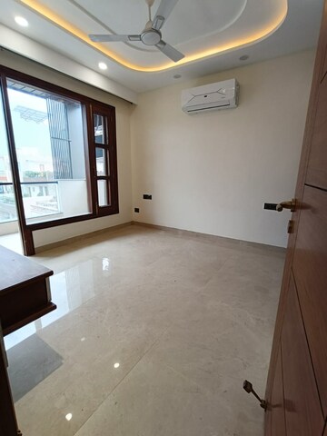 Room in 3 BHK Builder Floor at Sector 15 – for Rent