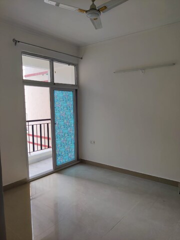 Room in 3 BHK Apartment at Amrapali Silicon City, Sector 76 – for Rent