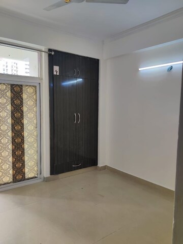 Room in 3 BHK Apartment at Amrapali Silicon City, Sector 76 – for Rent