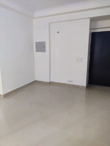 Room in 3 BHK Apartment at Amrapali Silicon City, Sector 76 – for Rent