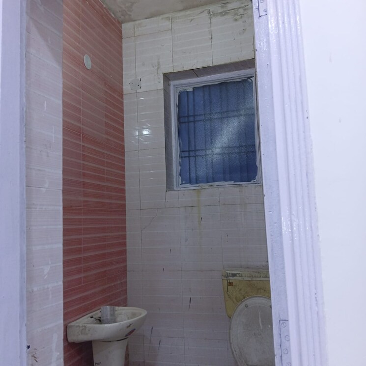 Bathroom, green fields colony 4 Bedroom 400 Sq.Yd. Builder Floor In Green Fields Colony Faridabad 9249146