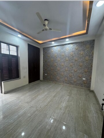 Room in 3 BHK Builder Floor at Green Fields Colony – for Rent