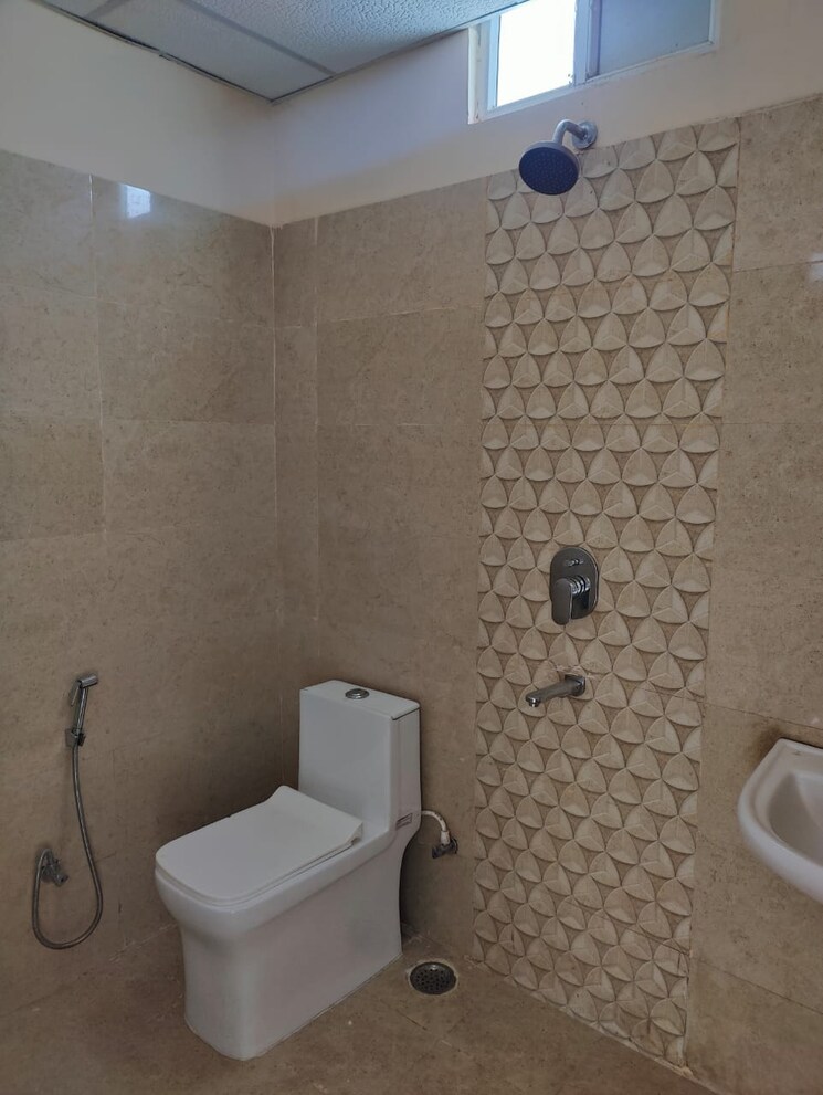 Bathroom, sultanpur road 2 Bedroom 1000 Sq.Ft. Apartment In Sultanpur Road Lucknow 9249218