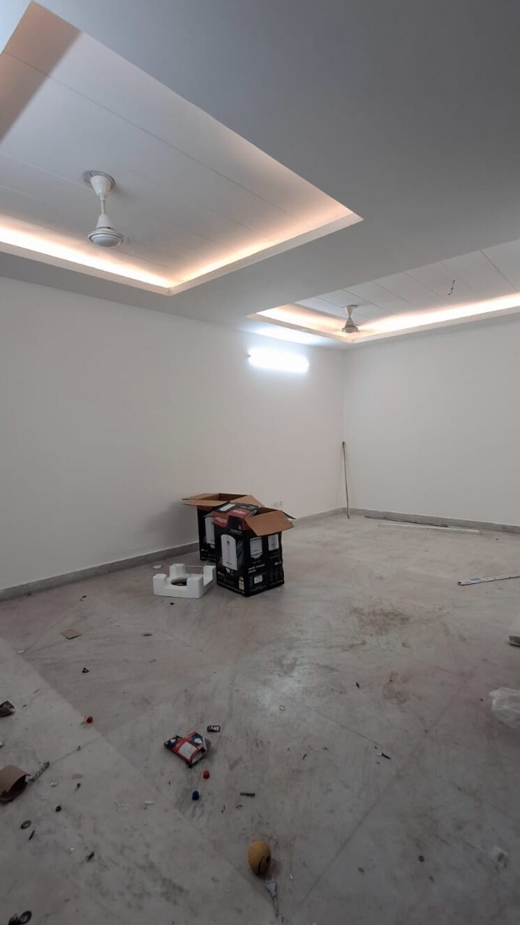  Parking, freedom fighters enclave 2 Bedroom 1200 Sq.Ft. Builder Floor In Freedom Fighters Enclave Delhi 9249429