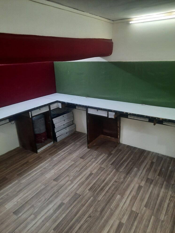 Team Area, malad west Commercial Office Space 325 Sq.Ft. In Malad West Mumbai 9249464