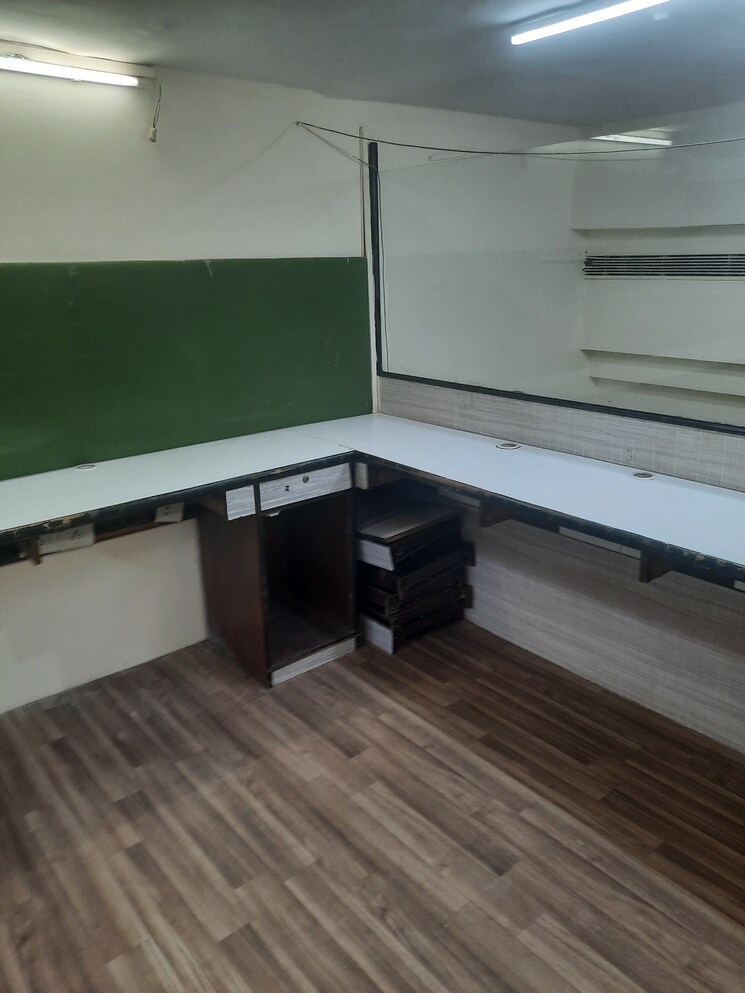 Team Area, malad west Commercial Office Space 325 Sq.Ft. In Malad West Mumbai 9249464