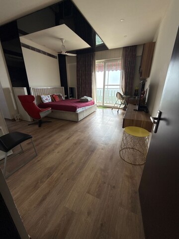 Room in 4 BHK Apartment at Prateek Edifice, Sector 107 – for Rent
