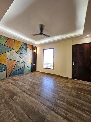 Room in 4 BHK Builder Floor at Unitech South City II, Sector 50 – for Sale