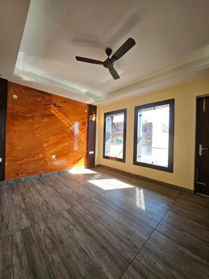 Room in 4 BHK Builder Floor at Unitech South City II, Sector 50 – for Sale