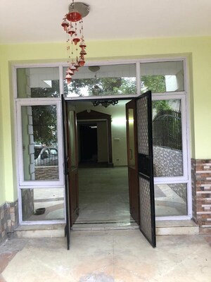 Living Room in 3 BHK Builder Floor at Uppal Southend, Sector 49 – for Rent