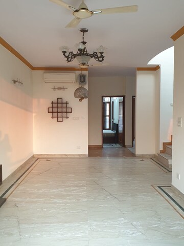 Room in 3 BHK Builder Floor at Uppal Southend, Sector 49 – for Rent
