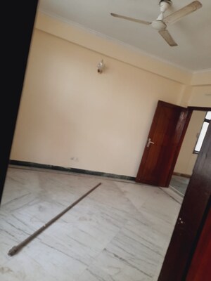 Room in 3 BHK Builder Floor at Uppal Southend, Sector 49 – for Rent