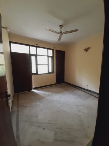 Room in 3 BHK Builder Floor at Uppal Southend, Sector 49 – for Rent