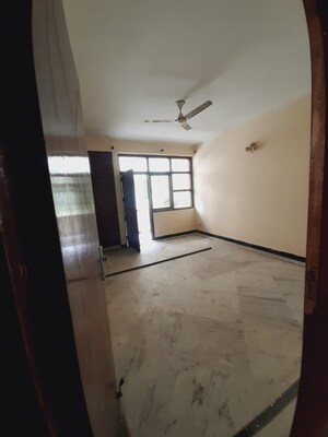 Room in 3 BHK Builder Floor at Uppal Southend, Sector 49 – for Rent