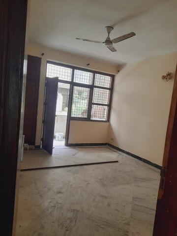 Room in 3 BHK Builder Floor at Uppal Southend, Sector 49 – for Rent