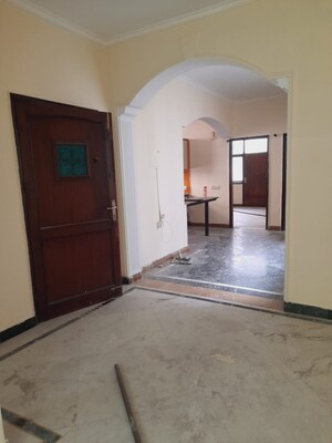 Room in 3 BHK Builder Floor at Uppal Southend, Sector 49 – for Rent