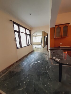 Room in 3 BHK Builder Floor at Uppal Southend, Sector 49 – for Rent
