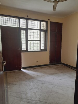 Room in 3 BHK Builder Floor at Uppal Southend, Sector 49 – for Rent