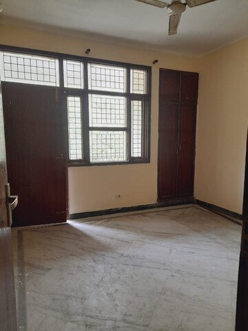 Room in 3 BHK Builder Floor at Uppal Southend, Sector 49 – for Rent
