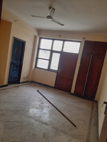 Room in 3 BHK Builder Floor at Uppal Southend, Sector 49 – for Rent