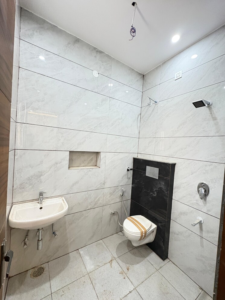 Attached Bathroom, kharar road 2 Bedroom 120 Sq.Yd. Apartment In Kharar Road Mohali 9249685