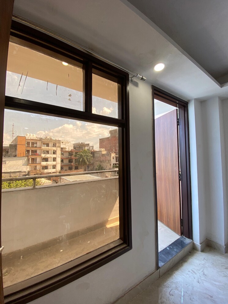 Room, freedom fighters enclave 1 Bedroom 50 Sq.Yd. Apartment In Freedom Fighters Enclave Delhi 9249764