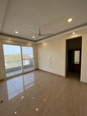 Room in 3 BHK Builder Floor at Sector 21 – for Rent