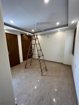 Room in 3 BHK Builder Floor at Sector 21 – for Rent