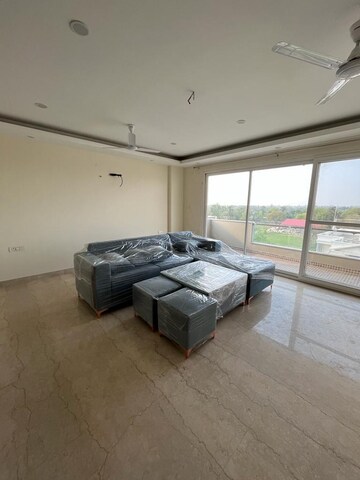 Parking in 3 BHK Builder Floor at Sector 21 – for Rent