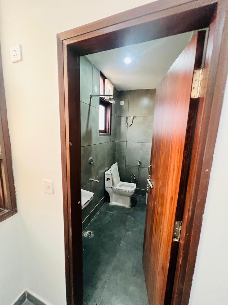 Bathroom, chattarpur 1 Bedroom 500 Sq.Ft. Builder Floor In Chattarpur Delhi 9249829