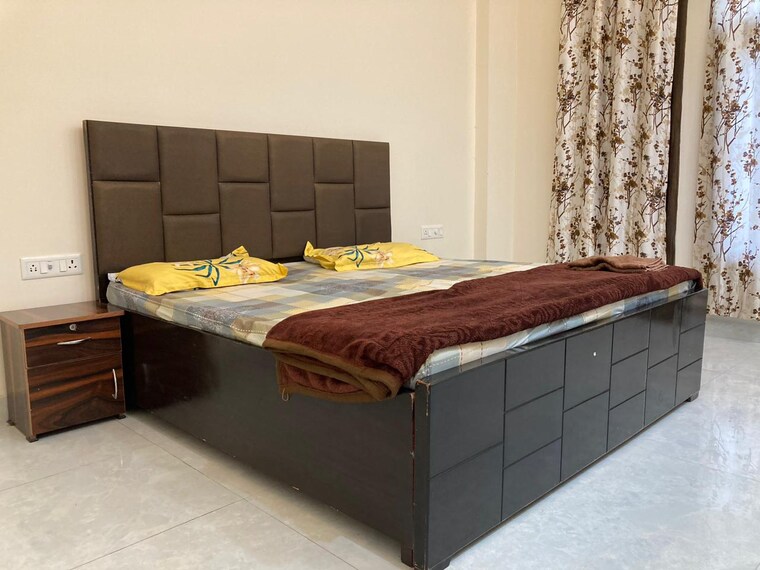 Bedroom, sector 57 3 Bedroom 2100 Sq.Ft. Builder Floor In Sector 57 Gurgaon 9249848