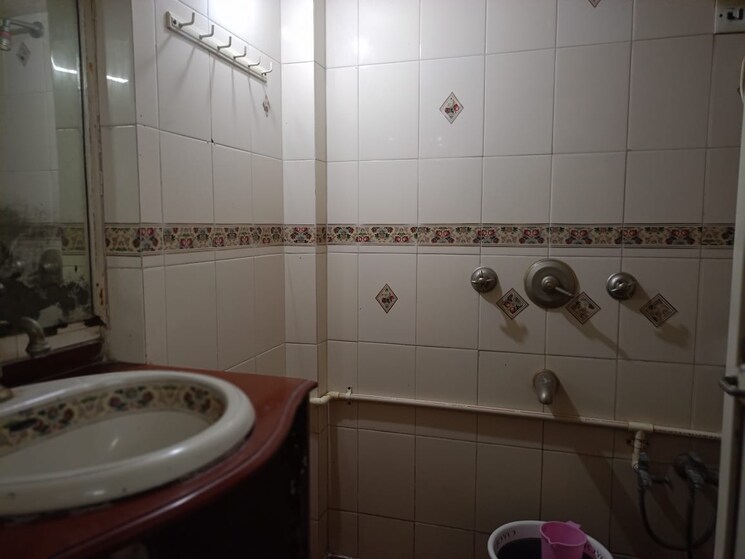 Bathroom, swastik-chs-vile-parle-west 2 Bedroom 700 Sq.Ft. Apartment In Vile Parle West Mumbai 9249873