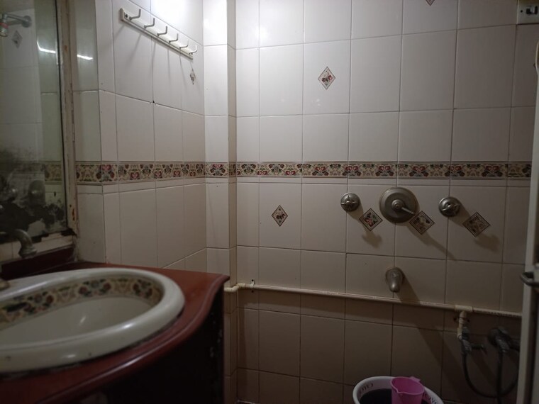 Bathroom, swastik-chs-vile-parle-west 2 Bedroom 700 Sq.Ft. Apartment In Vile Parle West Mumbai 9249873