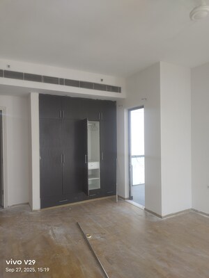 Room in 4 BHK Apartment at DLF The Summit, Dlf Phase V – for Rent