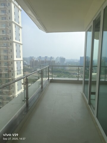 Balcony in 4 BHK Apartment at DLF The Summit, Dlf Phase V – for Rent