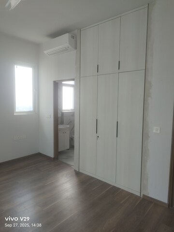 Room in 4 BHK Apartment at DLF The Summit, Dlf Phase V – for Rent