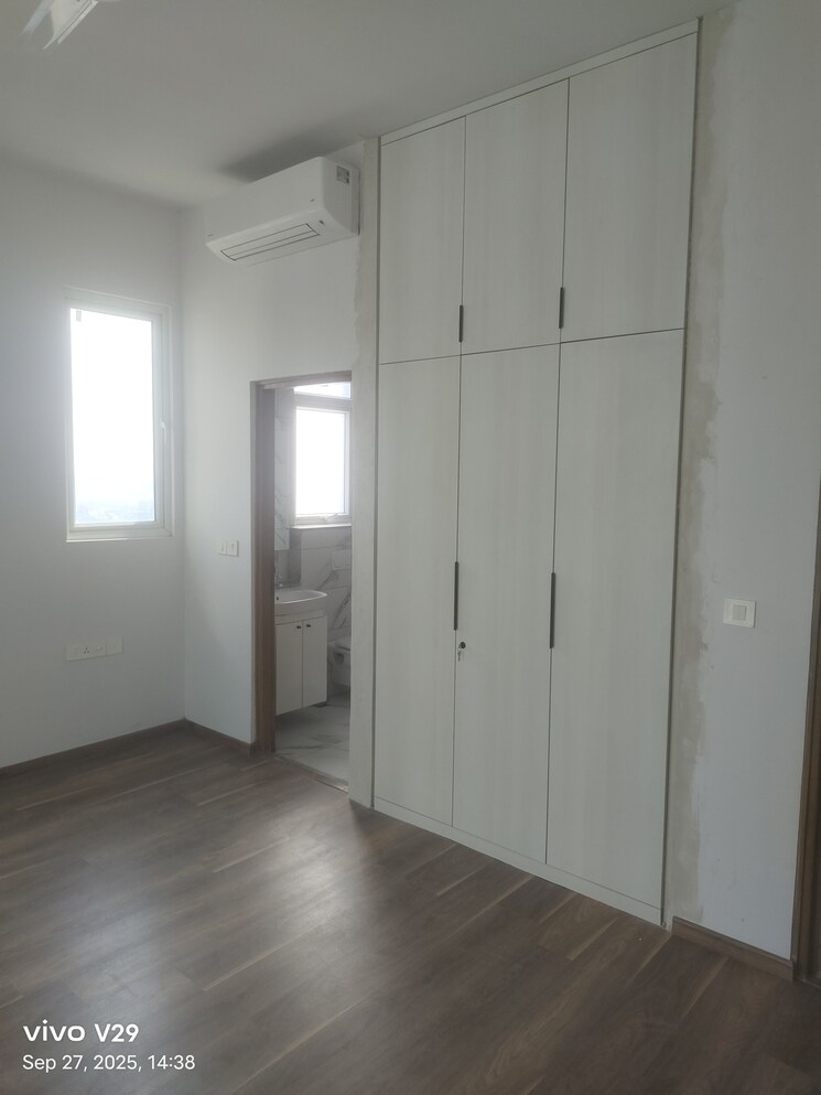 Room, dlf-the-summit 4 Bedroom 3500 Sq.Ft. Apartment In Dlf Phase V Gurgaon 9250066