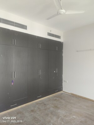 Room in 4 BHK Apartment at DLF The Summit, Dlf Phase V – for Rent