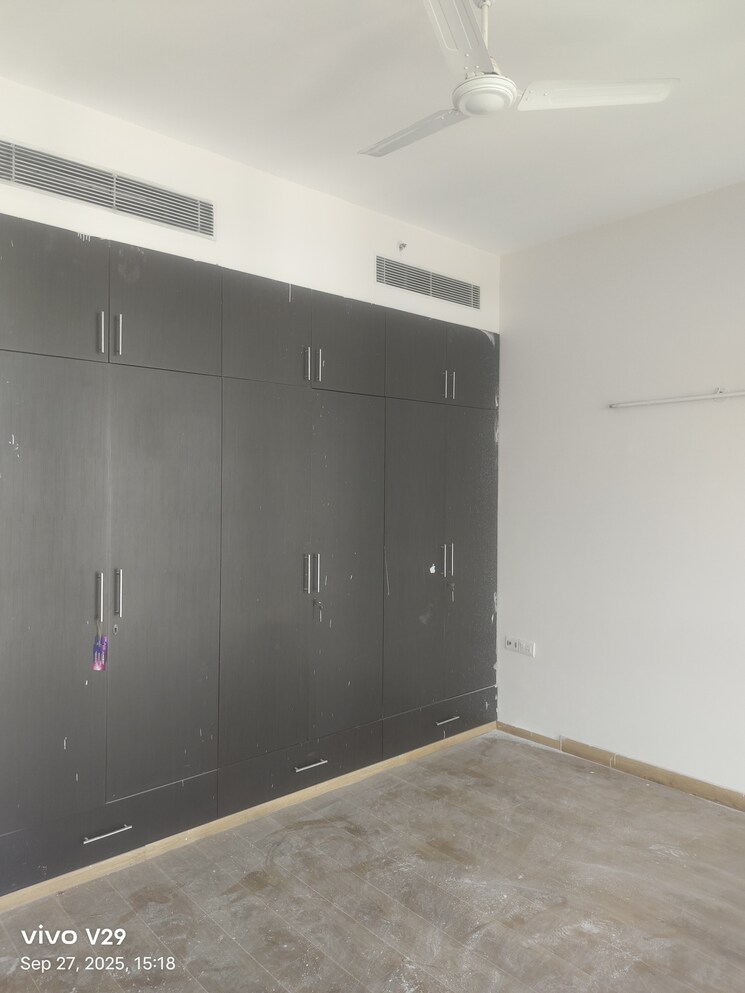 Room, dlf-the-summit 4 Bedroom 3500 Sq.Ft. Apartment In Dlf Phase V Gurgaon 9250066