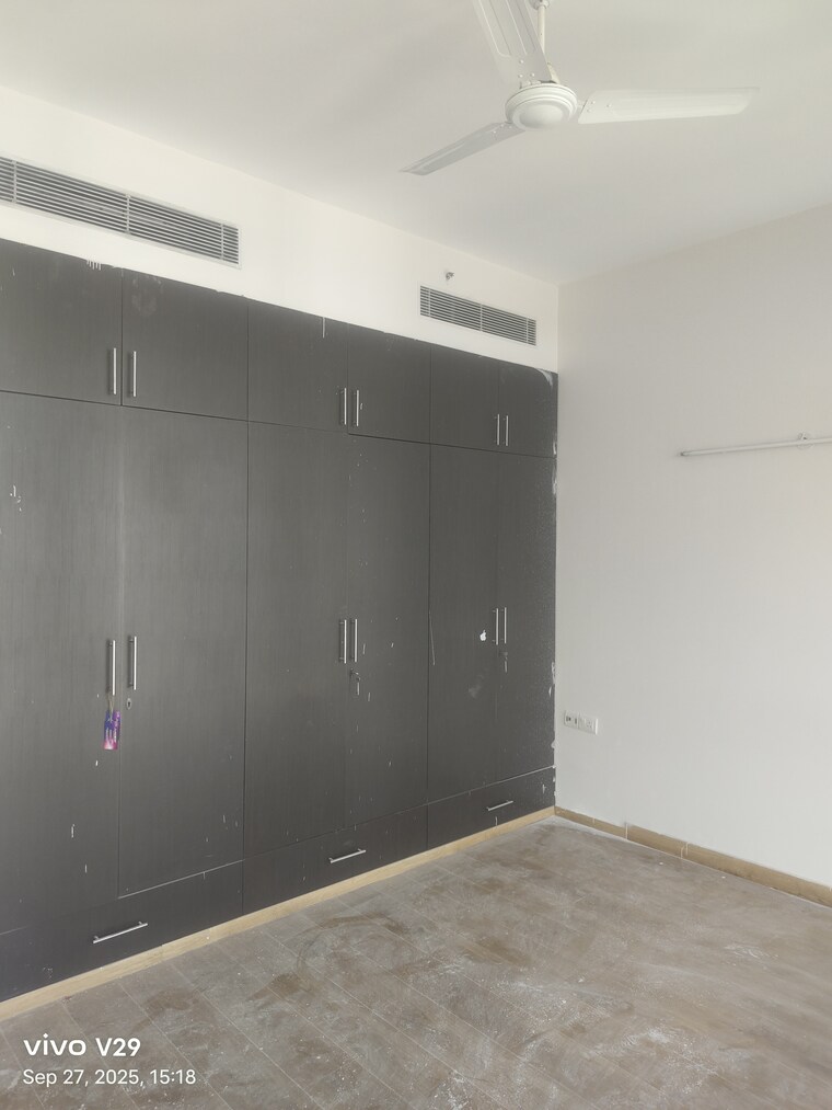 Room, dlf-the-summit 4 Bedroom 3500 Sq.Ft. Apartment In Dlf Phase V Gurgaon 9250066